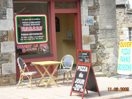 Ouest Pizza inside