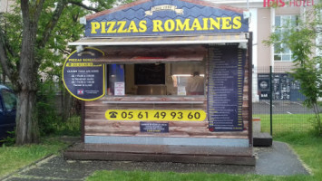 Pizza Romaine outside