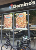 Dominos'pizza outside