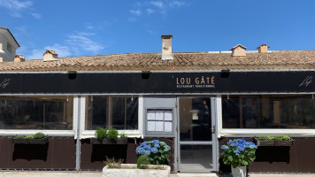Lou Gate outside