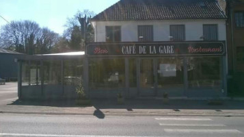 Cafe De La Gare outside