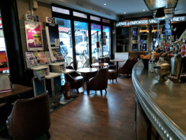Cafe De La Gare inside