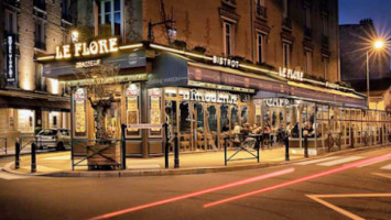 La Brasserie Le Flore In Puteaux outside