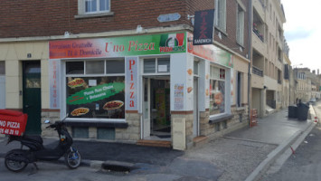 Uno Pizza outside