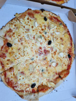 Pizza De La Place food