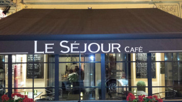Le Séjour Café outside