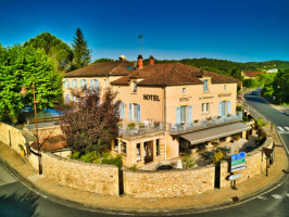 Auberge De L'etang Joli outside