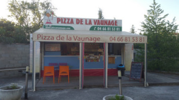 Pizza de la Vaunage outside