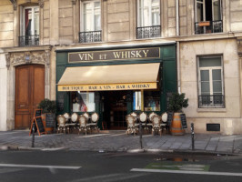 Vin Et Whisky Maison Claudel outside