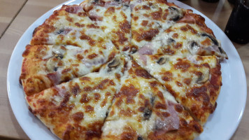 Mezza Pizza food