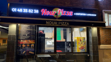 Nour Pizza inside