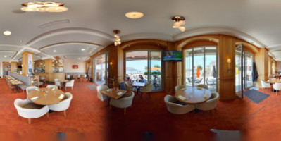 L'Ocean Cafe inside