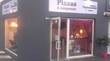 Pizz'a La Breizh outside