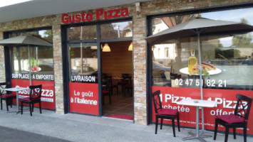 Gusto Pizza food