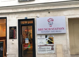 Brunch Station food