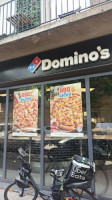 Dominos'pizza outside
