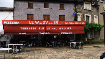 Pizzeria Le Val D Allier inside