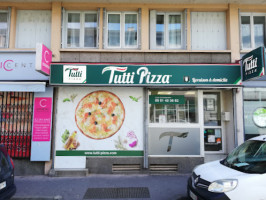 Tutti Pizza Charles De Fitte outside