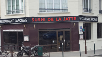 Sushi De La Jatte outside