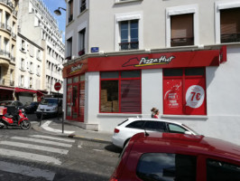 Pizza Hut Paris outside