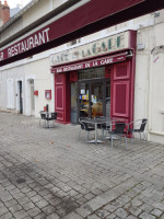 Le Cafe De La Gare inside