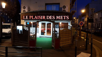 Le Plaisir Des Mets outside