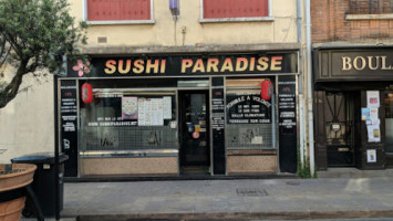 Sushi Paradise outside