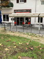 Une Place a Table food