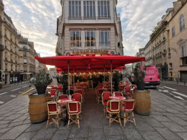A La Place Saint Georges inside