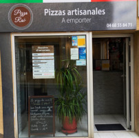 Pizza Des Pins outside