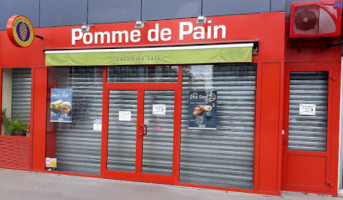 Pomme De Pain outside