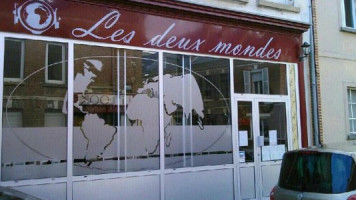 Les Deux Mondes outside