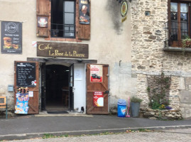 Cafe Le Pont De La Pierre outside