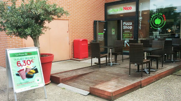 La Pizza De Nico outside