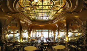 Le Grand Cafe des Arts inside