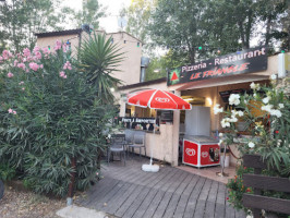 Pizzeria Le Triangle outside