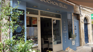 Le Cochon Bleu outside