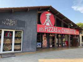 Les Pizzas de Charlotte inside