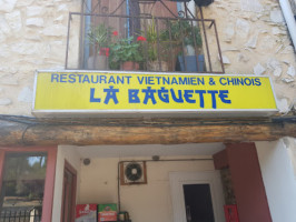 La Baguette outside