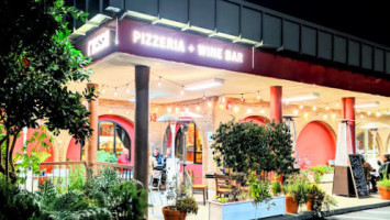 Rosso&nero Pizza outside