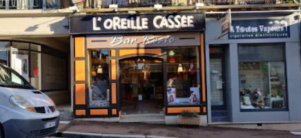 L'Oreille cassee outside