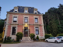 Le Château Des Arènes outside
