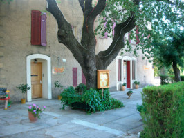 Hostellerie Le Mirabeau outside