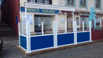 Prince Mulard outside