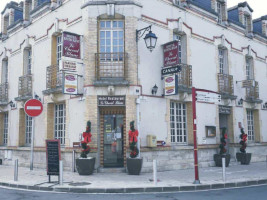 Brasserie Hotel Du Cheval Blanc inside