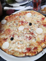 Robino Pizza Cafe inside