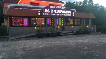 Les 3 Elephants outside