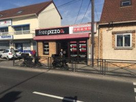 Free Pizza outside