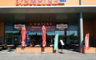 L'empire Bar Restaurant outside