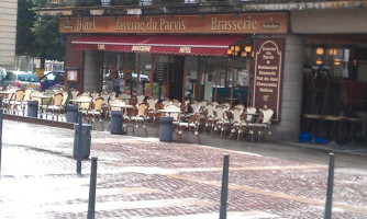 La Taverne Du Parvis outside